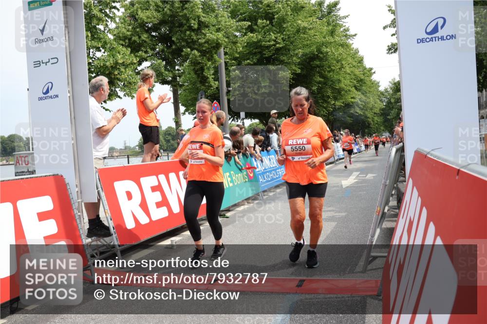 15.06.2025 - REWE Women's Run Strokosch-Dieckow http://msf.ph/oto/7932787 15.06.2025 11:04:39 Ziel 5018, 5268, 5502, 5550, 5590, 5595, 5681 meine-sportfotos.de