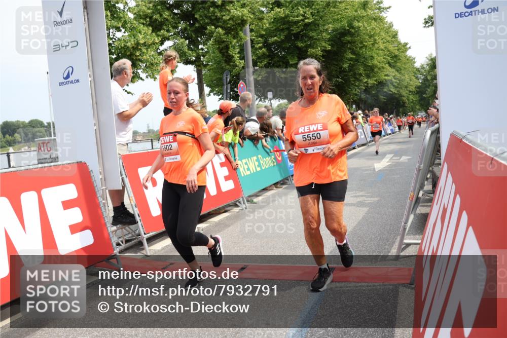 15.06.2025 - REWE Women's Run Strokosch-Dieckow http://msf.ph/oto/7932791 15.06.2025 11:04:39 Ziel 5018, 5268, 5502, 5550, 5590, 5595, 5681 meine-sportfotos.de
