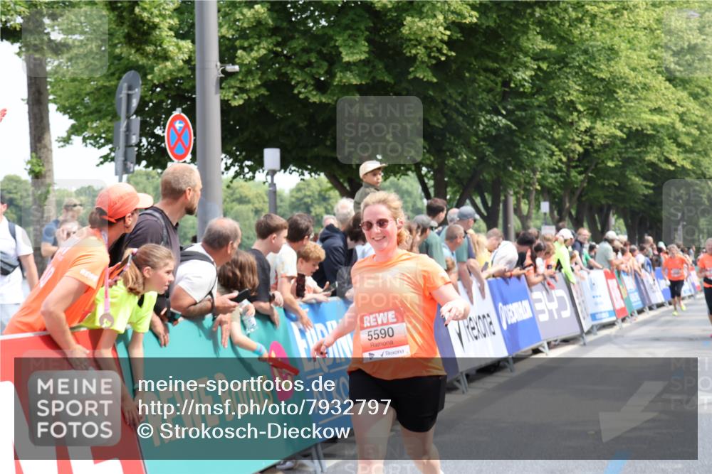 15.06.2025 - REWE Women's Run Strokosch-Dieckow http://msf.ph/oto/7932797 15.06.2025 11:04:41 Ziel 5018, 5420, 5502, 5550, 5590, 5681 meine-sportfotos.de