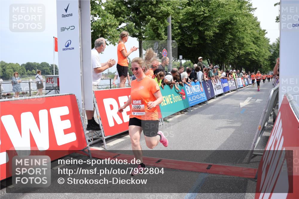 15.06.2025 - REWE Women's Run Strokosch-Dieckow http://msf.ph/oto/7932804 15.06.2025 11:04:42 Ziel 5420, 5502, 5550, 5590 meine-sportfotos.de