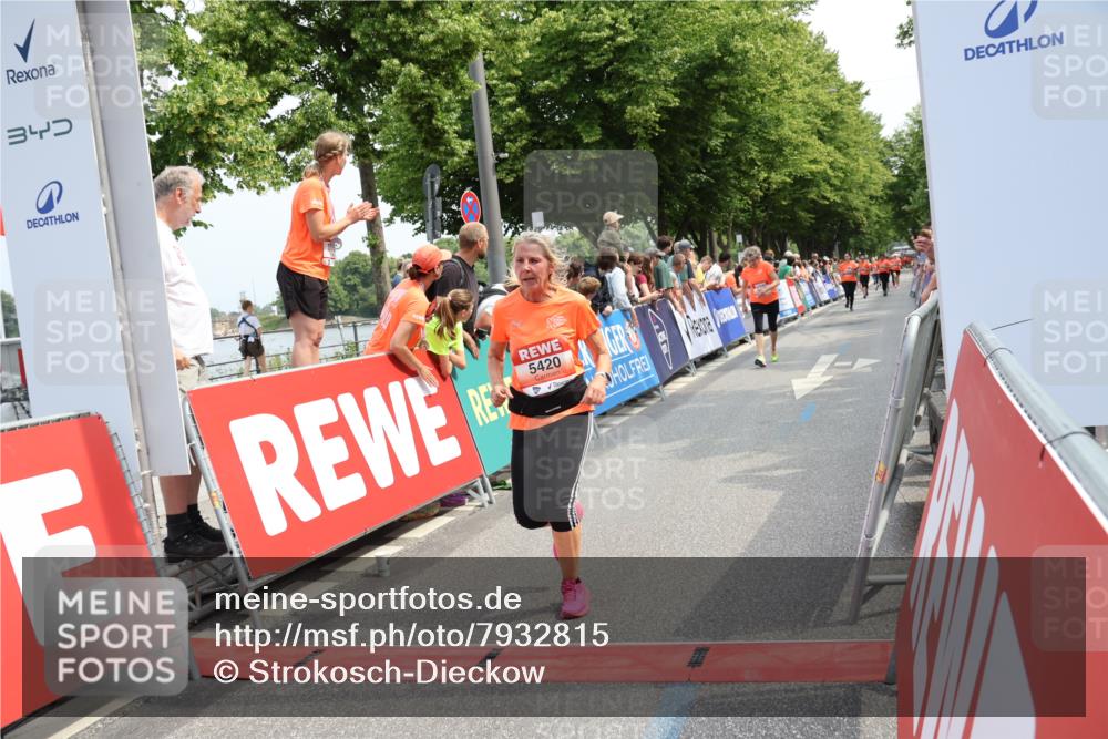 15.06.2025 - REWE Women's Run Strokosch-Dieckow http://msf.ph/oto/7932815 15.06.2025 11:04:48 Ziel 5023, 5420, 5590 meine-sportfotos.de