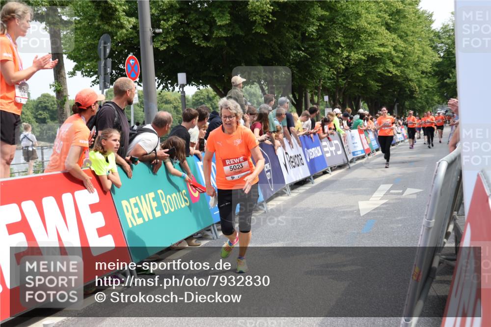 15.06.2025 - REWE Women's Run Strokosch-Dieckow http://msf.ph/oto/7932830 15.06.2025 11:04:51 Ziel 5023, 5408, 5420 meine-sportfotos.de
