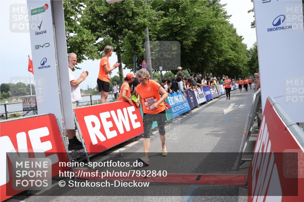 15.06.2025 - REWE Women's Run Strokosch-Dieckow http://msf.ph/oto/7932840 15.06.2025 11:04:52 Ziel 5023, 5408, 5420 meine-sportfotos.de
