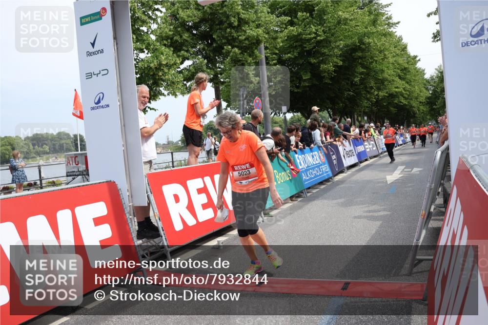 15.06.2025 - REWE Women's Run Strokosch-Dieckow http://msf.ph/oto/7932844 15.06.2025 11:04:52 Ziel 5023, 5408, 5420 meine-sportfotos.de