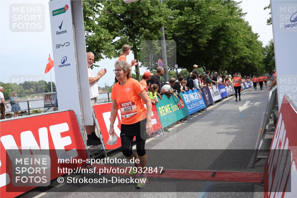 15.06.2025 - REWE Women's Run Strokosch-Dieckow http://msf.ph/oto/7932847 15.06.2025 11:04:52 Ziel 5023, 5408, 5420 meine-sportfotos.de
