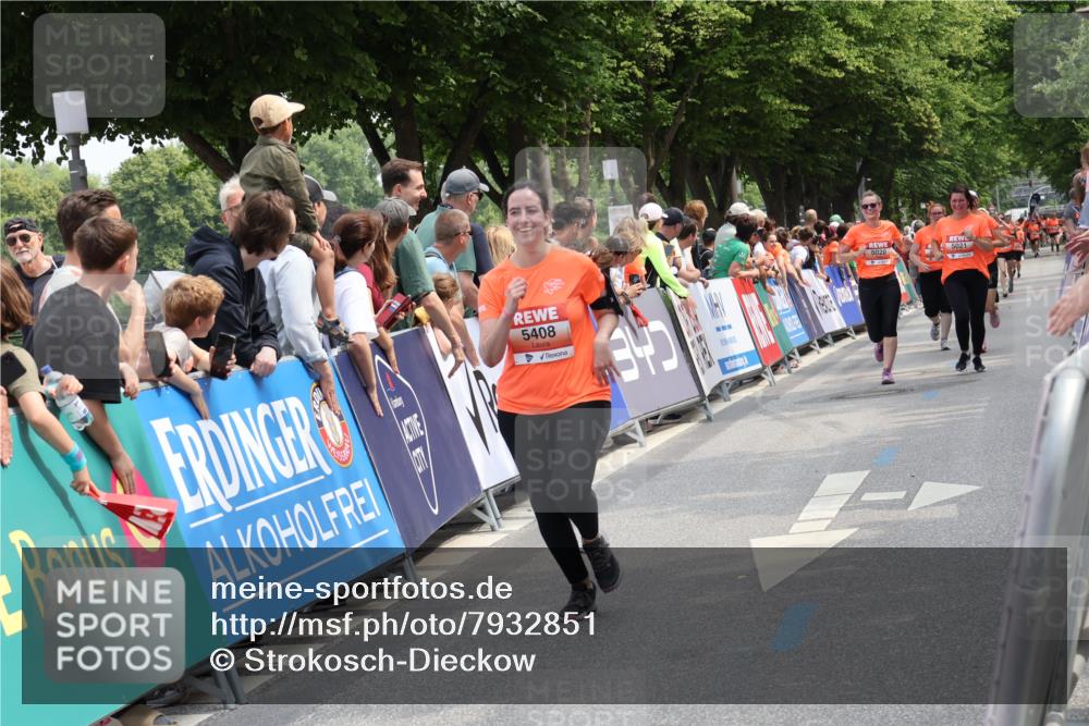 15.06.2025 - REWE Women's Run Strokosch-Dieckow http://msf.ph/oto/7932851 15.06.2025 11:04:54 Ziel 5021, 5023, 5408, 5420 meine-sportfotos.de