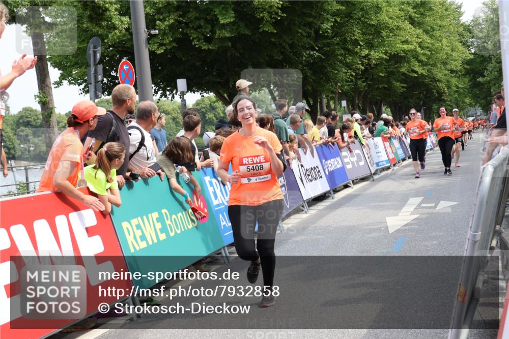 15.06.2025 - REWE Women's Run Strokosch-Dieckow http://msf.ph/oto/7932858 15.06.2025 11:04:55 Ziel 5020, 5021, 5023, 5408, 5458, 5459 meine-sportfotos.de