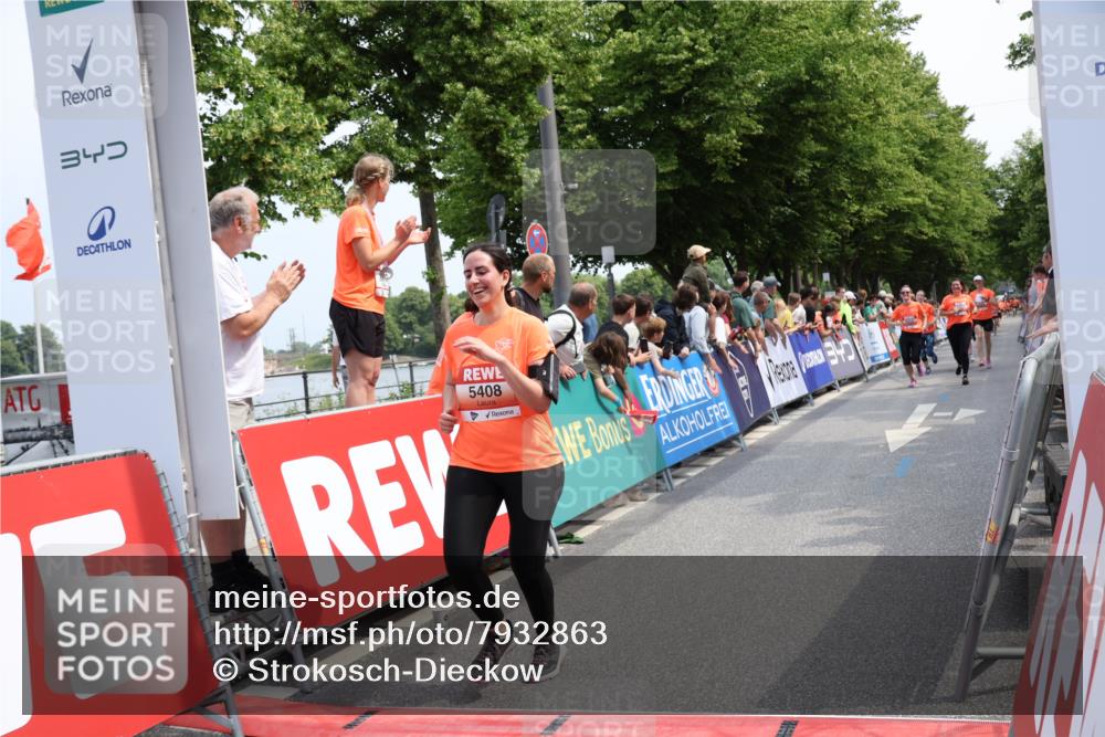 15.06.2025 - REWE Women's Run Strokosch-Dieckow http://msf.ph/oto/7932863 15.06.2025 11:04:56 Ziel 5020, 5021, 5023, 5408, 5458, 5459 meine-sportfotos.de