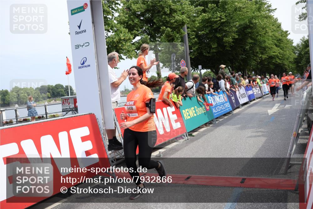 15.06.2025 - REWE Women's Run Strokosch-Dieckow http://msf.ph/oto/7932866 15.06.2025 11:04:56 Ziel 5020, 5021, 5023, 5408, 5458, 5459 meine-sportfotos.de