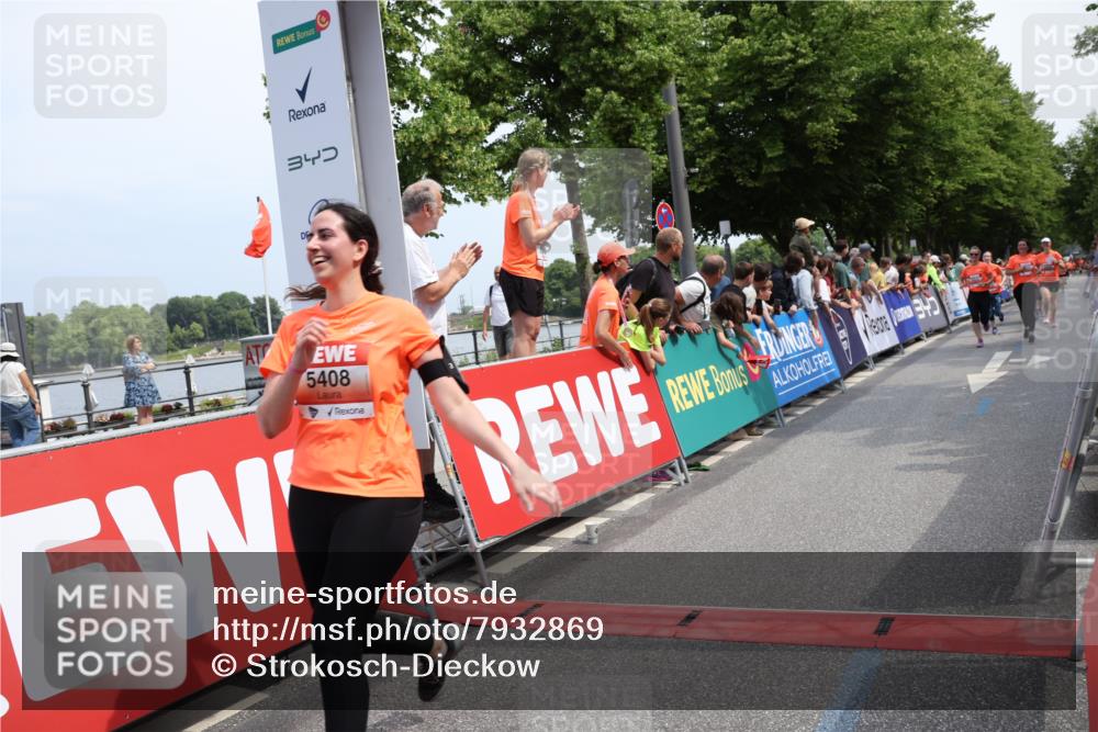 15.06.2025 - REWE Women's Run Strokosch-Dieckow http://msf.ph/oto/7932869 15.06.2025 11:04:57 Ziel 5020, 5021, 5023, 5408, 5458, 5459, 5574 meine-sportfotos.de