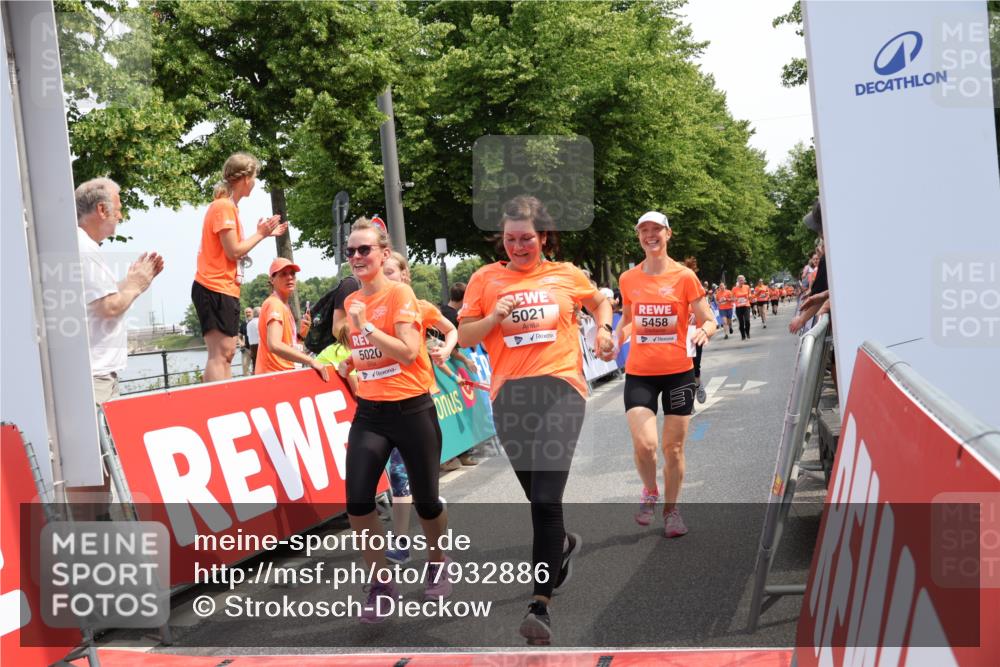 15.06.2025 - REWE Women's Run Strokosch-Dieckow http://msf.ph/oto/7932886 15.06.2025 11:05:01 Ziel 5020, 5021, 5408, 5458, 5459, 5574 meine-sportfotos.de