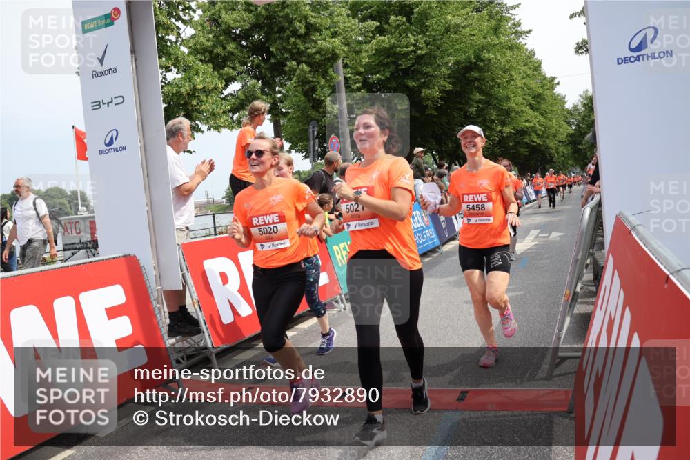 15.06.2025 - REWE Women's Run Strokosch-Dieckow http://msf.ph/oto/7932890 15.06.2025 11:05:01 Ziel 5020, 5021, 5408, 5458, 5459, 5574 meine-sportfotos.de