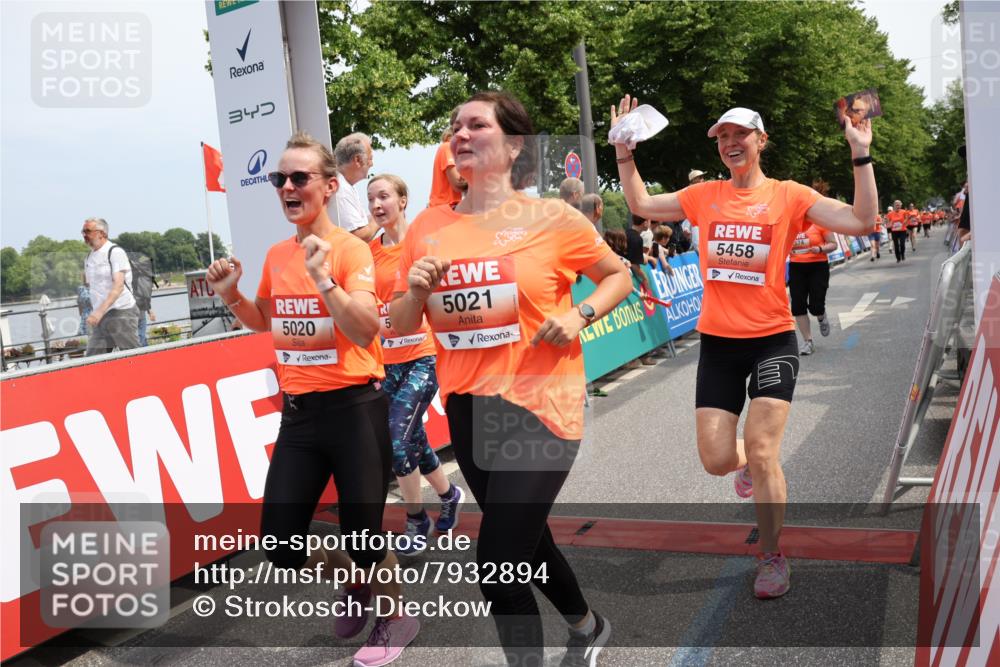 15.06.2025 - REWE Women's Run Strokosch-Dieckow http://msf.ph/oto/7932894 15.06.2025 11:05:02 Ziel 5020, 5021, 5408, 5458, 5459, 5574 meine-sportfotos.de