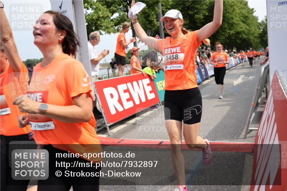 15.06.2025 - REWE Women's Run Strokosch-Dieckow http://msf.ph/oto/7932897 15.06.2025 11:05:02 Ziel 5020, 5021, 5408, 5458, 5459, 5574 meine-sportfotos.de