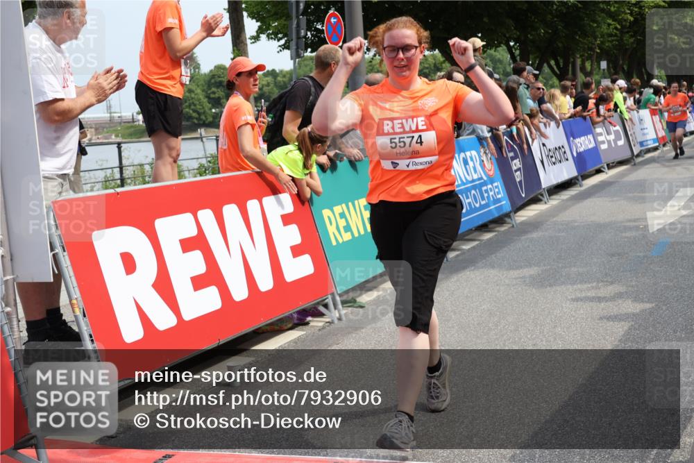 15.06.2025 - REWE Women's Run Strokosch-Dieckow http://msf.ph/oto/7932906 15.06.2025 11:05:03 Ziel 5020, 5021, 5458, 5459, 5574, 5596 meine-sportfotos.de