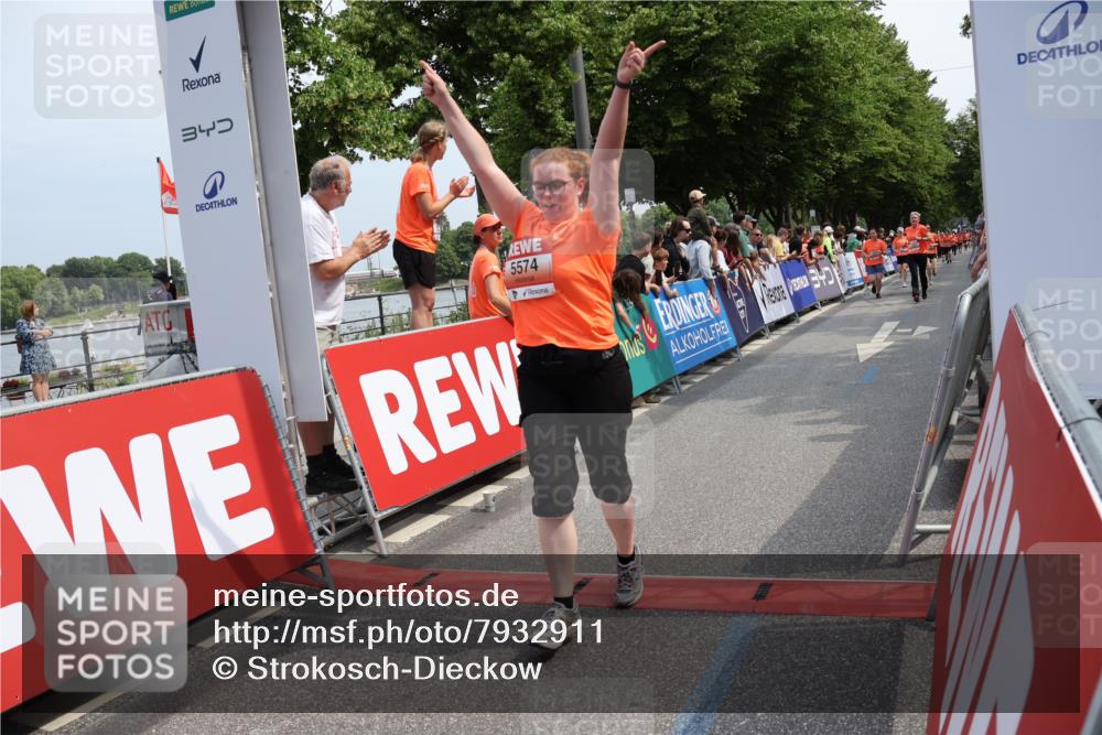 15.06.2025 - REWE Women's Run Strokosch-Dieckow http://msf.ph/oto/7932911 15.06.2025 11:05:04 Ziel 5020, 5021, 5184, 5301, 5458, 5459, 5574, 5596 meine-sportfotos.de