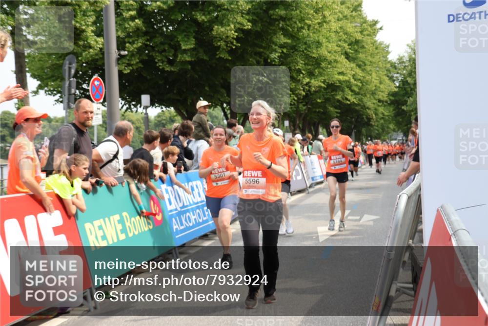 15.06.2025 - REWE Women's Run Strokosch-Dieckow http://msf.ph/oto/7932924 15.06.2025 11:05:09 Ziel 5183, 5184, 5301, 5574, 5596 meine-sportfotos.de