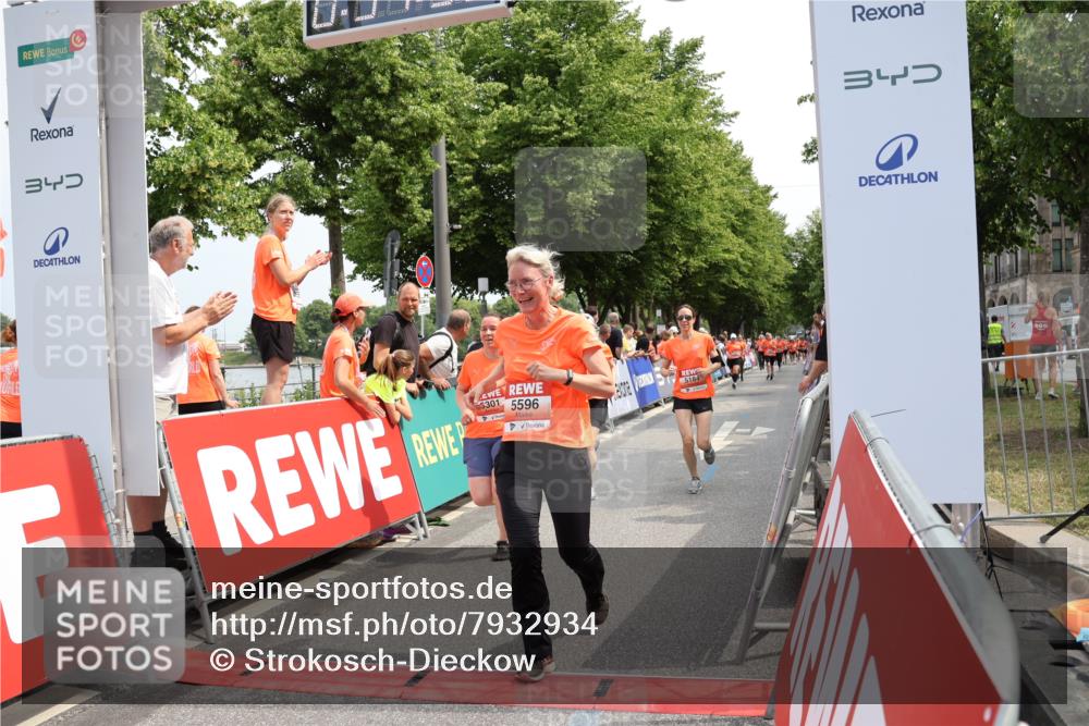 15.06.2025 - REWE Women's Run Strokosch-Dieckow http://msf.ph/oto/7932934 15.06.2025 11:05:09 Ziel 5183, 5184, 5301, 5574, 5596 meine-sportfotos.de