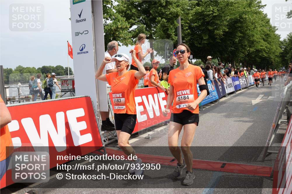 15.06.2025 - REWE Women's Run Strokosch-Dieckow http://msf.ph/oto/7932950 15.06.2025 11:05:11 Ziel 5183, 5184, 5202, 5301, 5596 meine-sportfotos.de