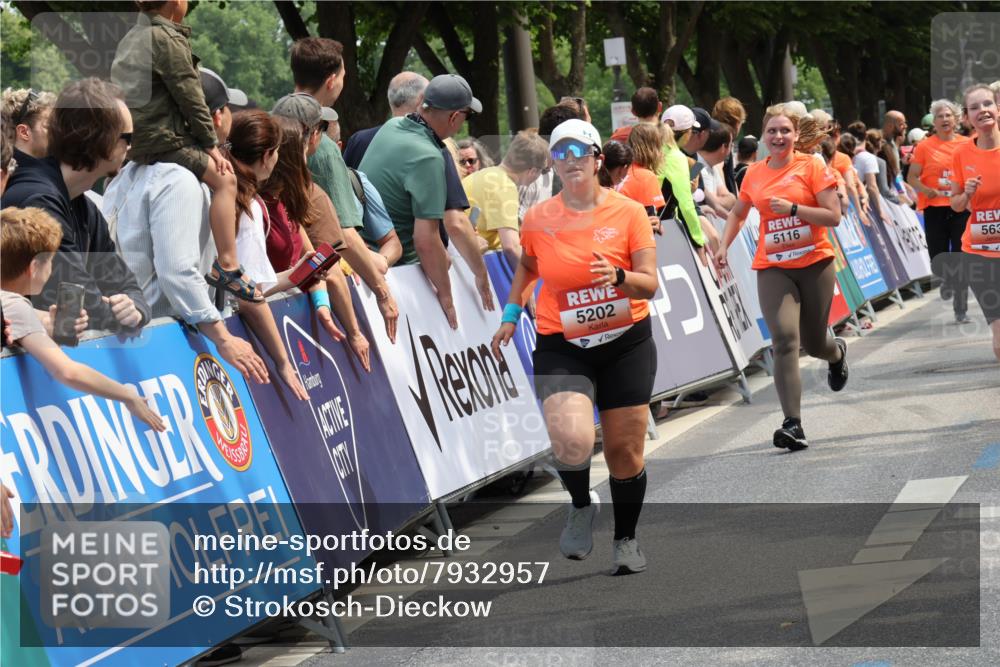 15.06.2025 - REWE Women's Run Strokosch-Dieckow http://msf.ph/oto/7932957 15.06.2025 11:05:14 Ziel 5116, 5183, 5184, 5202, 5301, 5321, 5346, 5347, 5596, 5639 meine-sportfotos.de