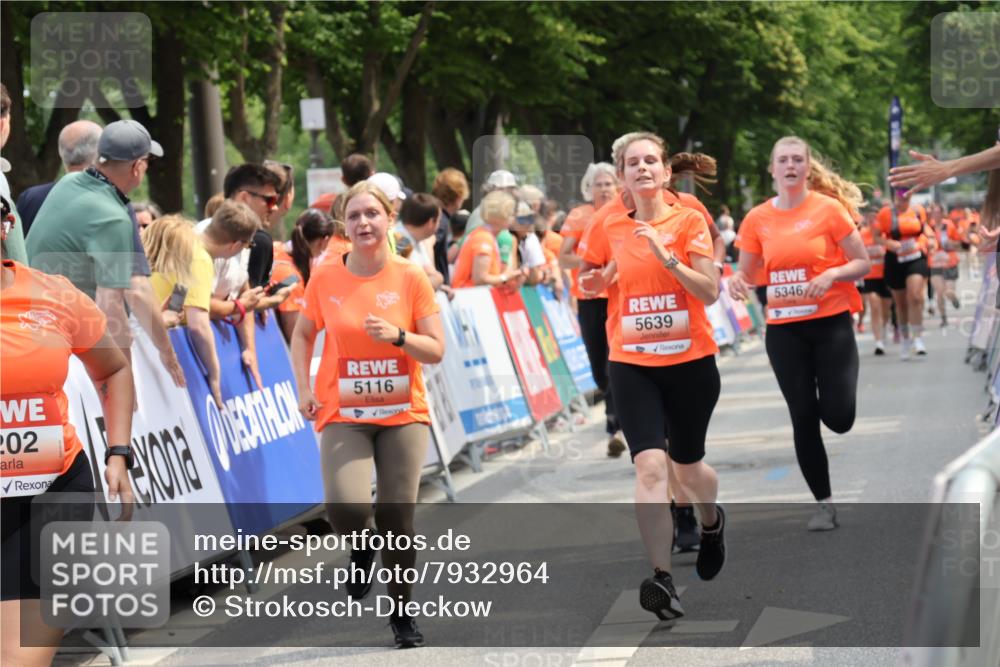 15.06.2025 - REWE Women's Run Strokosch-Dieckow http://msf.ph/oto/7932964 15.06.2025 11:05:15 Ziel 5116, 5183, 5184, 5202, 5301, 5321, 5346, 5347, 5596, 5639 meine-sportfotos.de