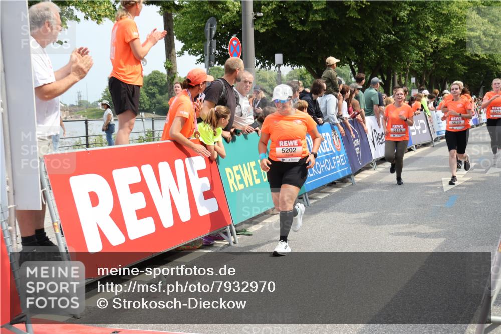 15.06.2025 - REWE Women's Run Strokosch-Dieckow http://msf.ph/oto/7932970 15.06.2025 11:05:16 Ziel 5116, 5183, 5184, 5202, 5224, 5301, 5321, 5346, 5347, 5596, 5639 meine-sportfotos.de