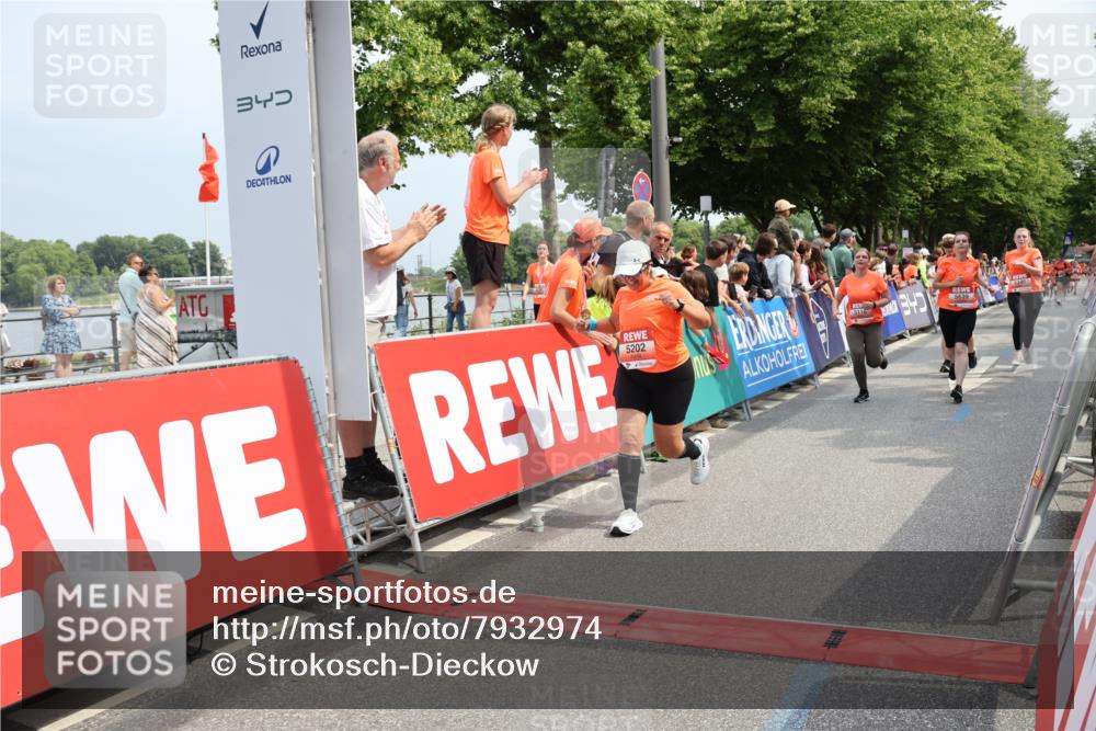 15.06.2025 - REWE Women's Run Strokosch-Dieckow http://msf.ph/oto/7932974 15.06.2025 11:05:16 Ziel 5116, 5183, 5184, 5202, 5224, 5301, 5321, 5346, 5347, 5596, 5639 meine-sportfotos.de