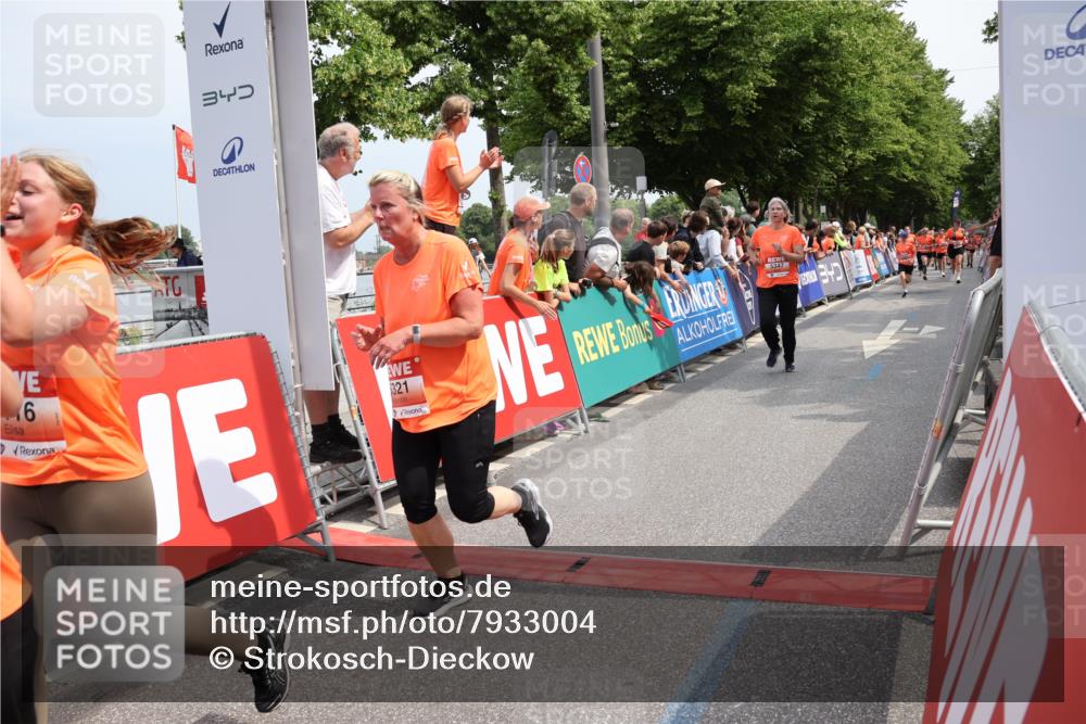 15.06.2025 - REWE Women's Run Strokosch-Dieckow http://msf.ph/oto/7933004 15.06.2025 11:05:19 Ziel 5116, 5202, 5223, 5224, 5321, 5346, 5347, 5639 meine-sportfotos.de