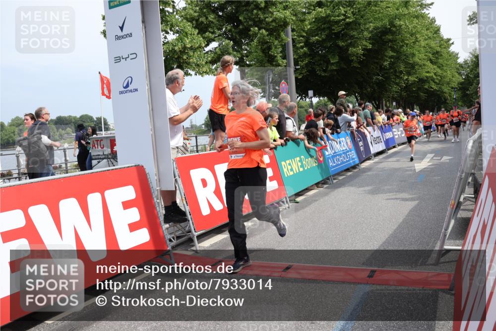 15.06.2025 - REWE Women's Run Strokosch-Dieckow http://msf.ph/oto/7933014 15.06.2025 11:05:21 Ziel 5116, 5202, 5223, 5224, 5321, 5346, 5347, 5518, 5639, 5646, 5690 meine-sportfotos.de