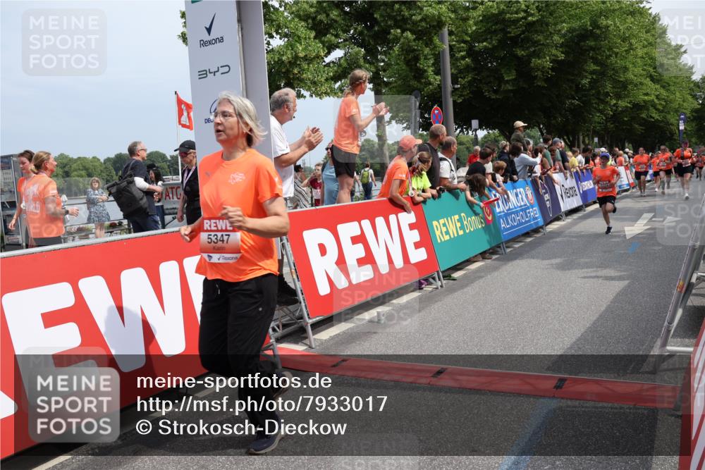 15.06.2025 - REWE Women's Run Strokosch-Dieckow http://msf.ph/oto/7933017 15.06.2025 11:05:21 Ziel 5116, 5202, 5223, 5224, 5321, 5346, 5347, 5518, 5639, 5646, 5690 meine-sportfotos.de