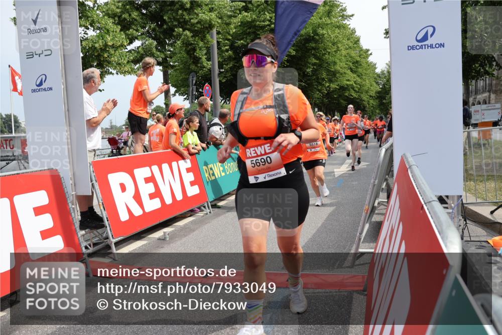 15.06.2025 - REWE Women's Run Strokosch-Dieckow http://msf.ph/oto/7933049 15.06.2025 11:05:26 Ziel 5089, 5103, 5216, 5223, 5224, 5275, 5321, 5347, 5401, 5439, 5440, 5444, 5477, 5518, 5540, 5557, 5646, 5690 meine-sportfotos.de