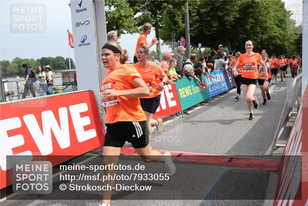 15.06.2025 - REWE Women's Run Strokosch-Dieckow http://msf.ph/oto/7933055 15.06.2025 11:05:27 Ziel 5089, 5103, 5216, 5223, 5224, 5275, 5347, 5401, 5439, 5440, 5444, 5477, 5518, 5540, 5557, 5646, 5690 meine-sportfotos.de