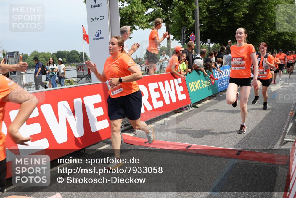 15.06.2025 - REWE Women's Run Strokosch-Dieckow http://msf.ph/oto/7933058 15.06.2025 11:05:28 Ziel 5089, 5103, 5216, 5223, 5224, 5275, 5401, 5431, 5439, 5440, 5444, 5477, 5518, 5540, 5557, 5646, 5690 meine-sportfotos.de