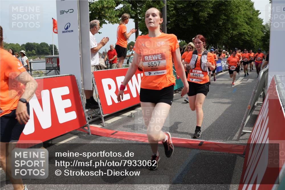 15.06.2025 - REWE Women's Run Strokosch-Dieckow http://msf.ph/oto/7933062 15.06.2025 11:05:28 Ziel 5089, 5103, 5216, 5223, 5224, 5275, 5401, 5431, 5439, 5440, 5444, 5477, 5518, 5540, 5557, 5646, 5690 meine-sportfotos.de
