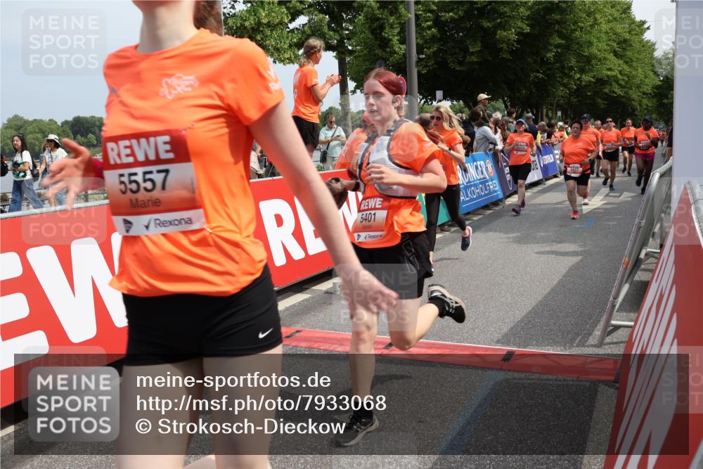 15.06.2025 - REWE Women's Run Strokosch-Dieckow http://msf.ph/oto/7933068 15.06.2025 11:05:29 Ziel 5089, 5103, 5216, 5223, 5224, 5275, 5401, 5431, 5439, 5440, 5444, 5477, 5518, 5540, 5544, 5557, 5646, 5690 meine-sportfotos.de