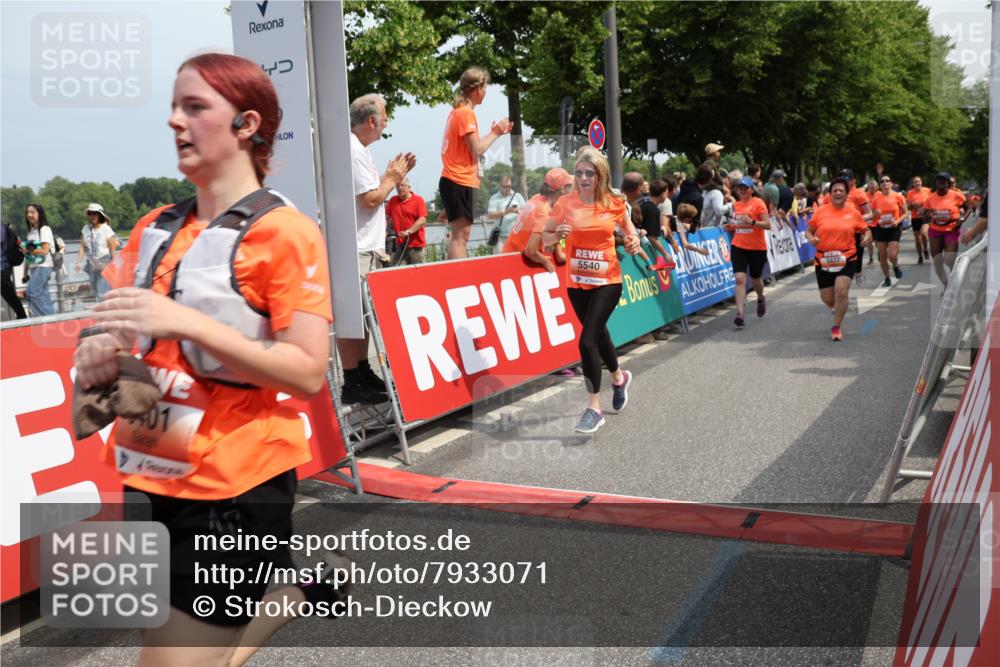15.06.2025 - REWE Women's Run Strokosch-Dieckow http://msf.ph/oto/7933071 15.06.2025 11:05:29 Ziel 5089, 5103, 5216, 5223, 5224, 5275, 5401, 5431, 5439, 5440, 5444, 5477, 5518, 5540, 5544, 5557, 5646, 5690 meine-sportfotos.de
