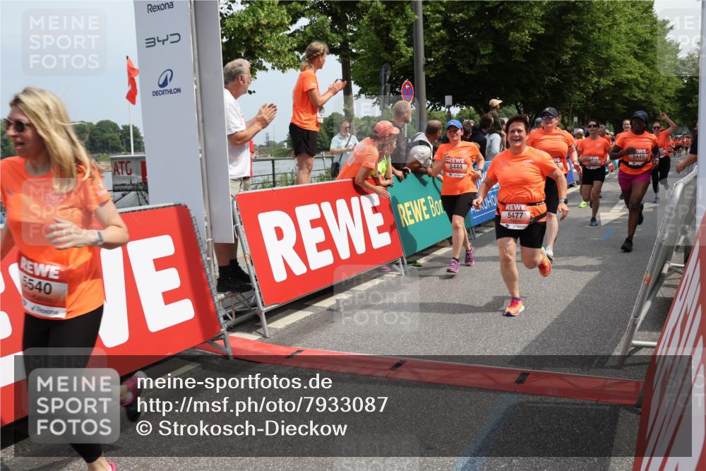 15.06.2025 - REWE Women's Run Strokosch-Dieckow http://msf.ph/oto/7933087 15.06.2025 11:05:30 Ziel 5089, 5103, 5216, 5223, 5275, 5401, 5431, 5439, 5440, 5444, 5477, 5518, 5540, 5544, 5557, 5646, 5690 meine-sportfotos.de