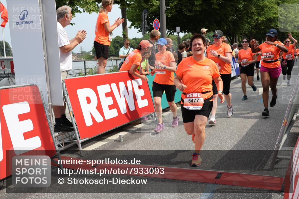 15.06.2025 - REWE Women's Run Strokosch-Dieckow http://msf.ph/oto/7933093 15.06.2025 11:05:30 Ziel 5089, 5103, 5216, 5223, 5275, 5401, 5431, 5439, 5440, 5444, 5477, 5518, 5540, 5544, 5557, 5646, 5690 meine-sportfotos.de