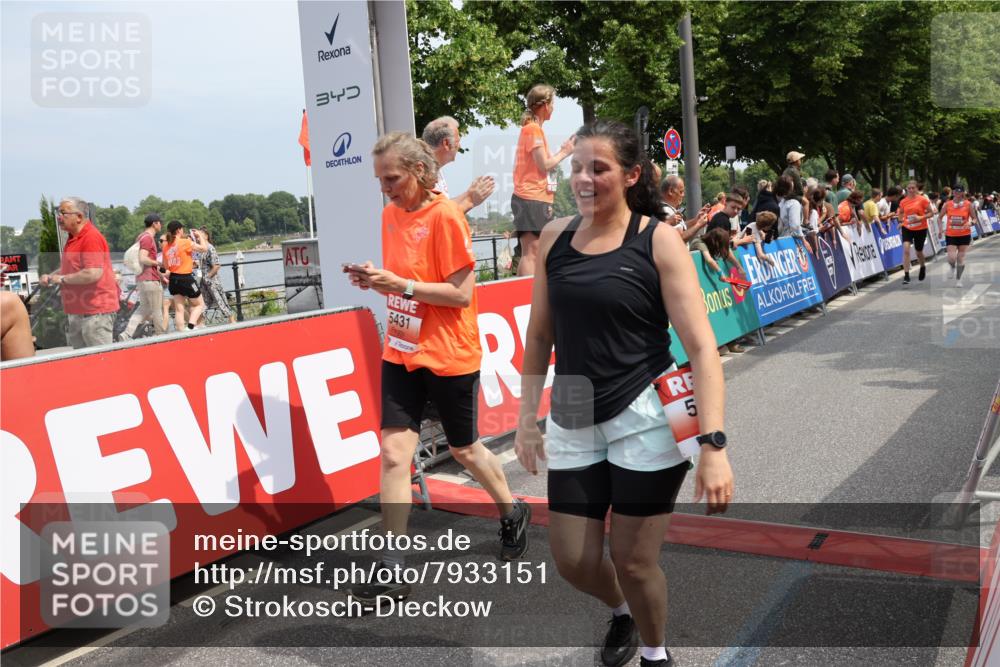 15.06.2025 - REWE Women's Run Strokosch-Dieckow http://msf.ph/oto/7933151 15.06.2025 11:05:35 Ziel 5089, 5103, 5216, 5260, 5275, 5344, 5401, 5431, 5439, 5440, 5444, 5477, 5540, 5544, 5557, 5604 meine-sportfotos.de
