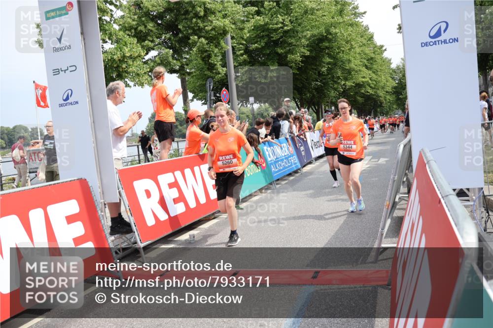 15.06.2025 - REWE Women's Run Strokosch-Dieckow http://msf.ph/oto/7933171 15.06.2025 11:05:37 Ziel 5089, 5103, 5216, 5260, 5275, 5344, 5431, 5439, 5440, 5444, 5477, 5544, 5604 meine-sportfotos.de