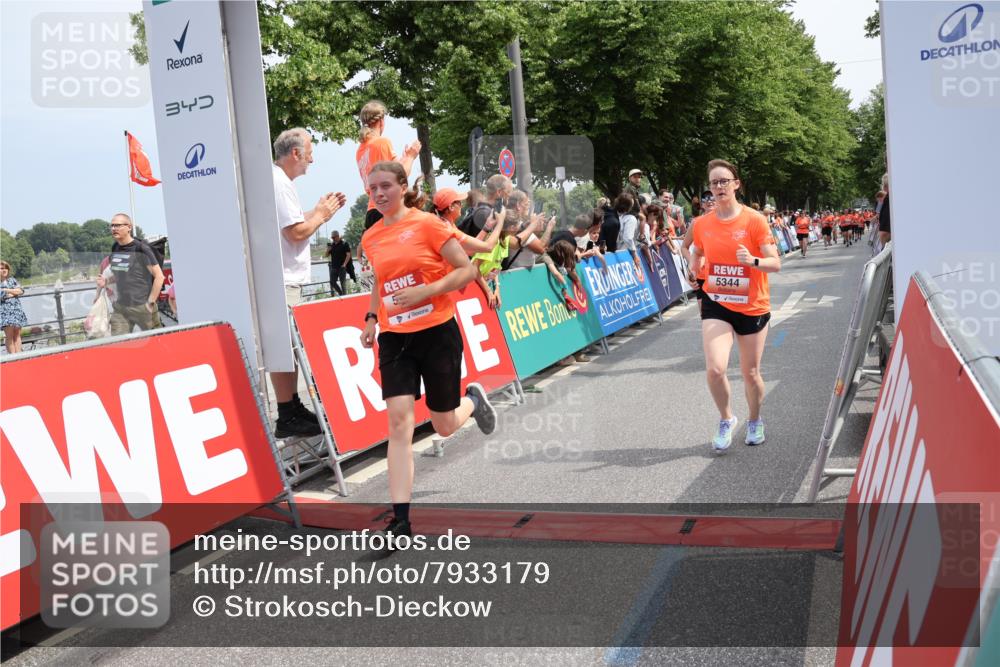 15.06.2025 - REWE Women's Run Strokosch-Dieckow http://msf.ph/oto/7933179 15.06.2025 11:05:38 Ziel 5089, 5103, 5216, 5260, 5275, 5344, 5431, 5439, 5440, 5544, 5604 meine-sportfotos.de