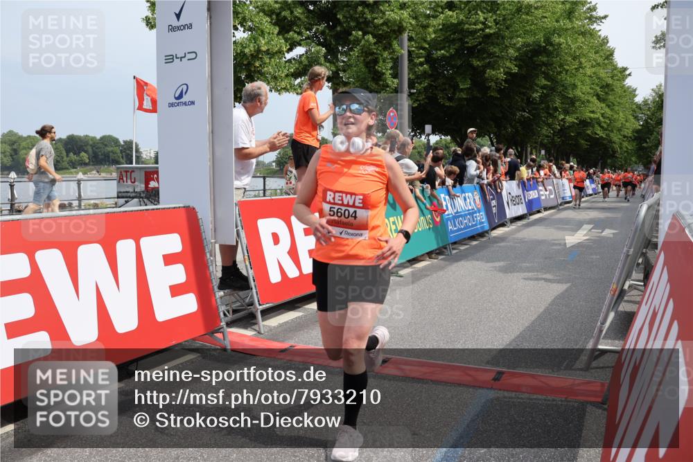 15.06.2025 - REWE Women's Run Strokosch-Dieckow http://msf.ph/oto/7933210 15.06.2025 11:05:40 Ziel 5260, 5344, 5431, 5544, 5604, 5668 meine-sportfotos.de