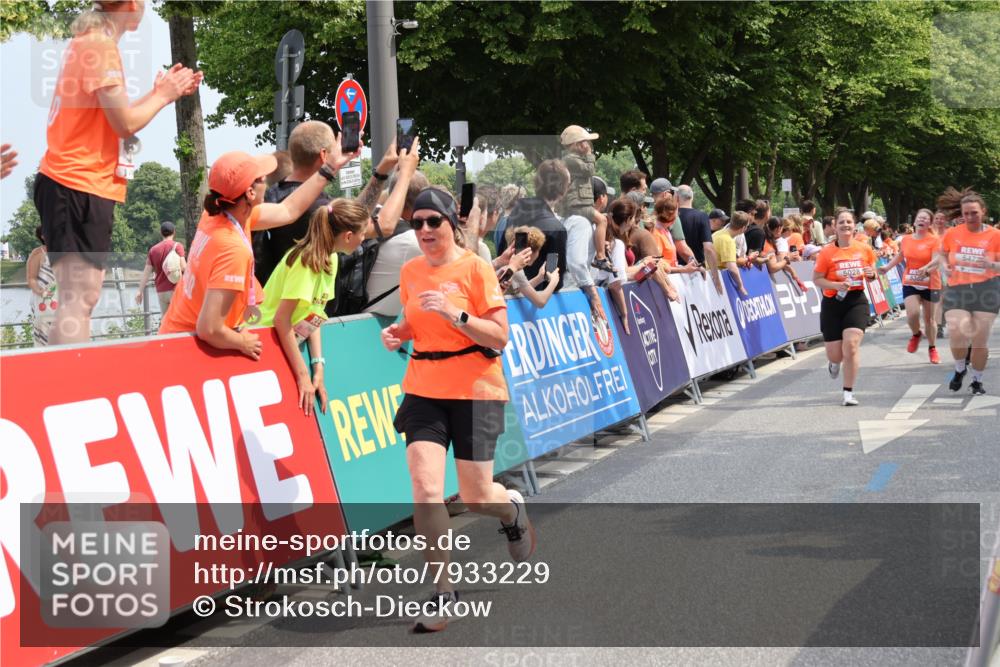 15.06.2025 - REWE Women's Run Strokosch-Dieckow http://msf.ph/oto/7933229 15.06.2025 11:05:46 Ziel 5028, 5146, 5284, 5387, 5388, 5472, 5604, 5668 meine-sportfotos.de