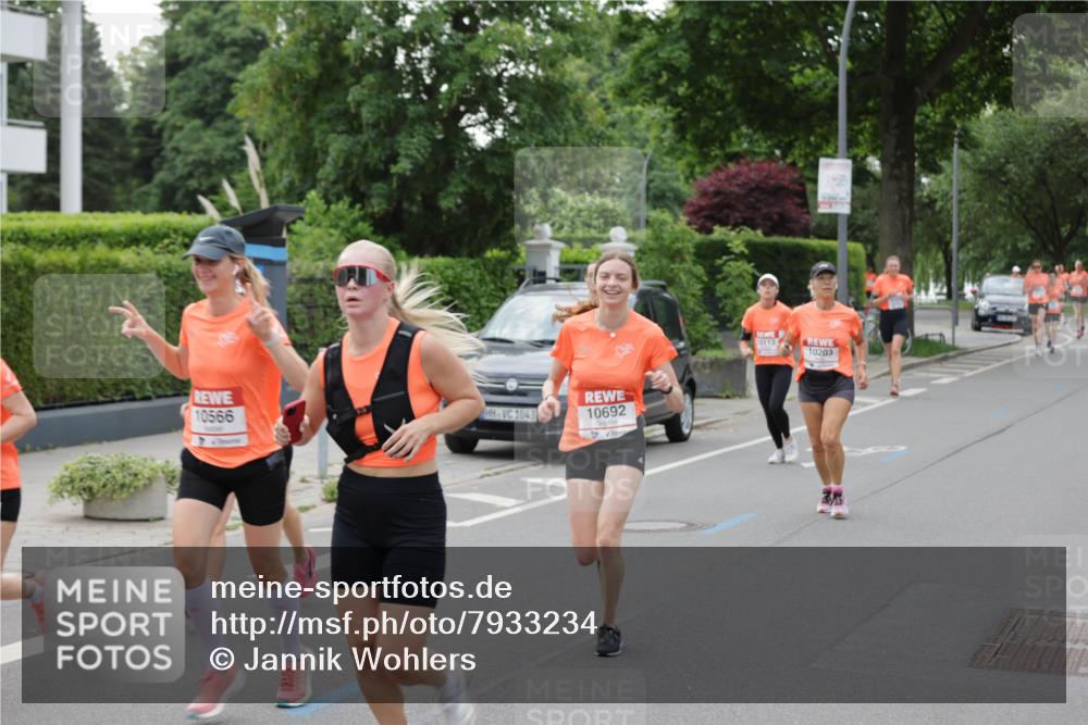 15.06.2025 - REWE Women's Run Jannik Wohlers http://msf.ph/oto/7933234 15.06.2025 08:24:44 Laufen 10566, 1043, 10692, 10113, 10203, 2 meine-sportfotos.de