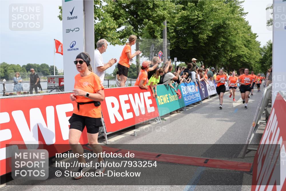 15.06.2025 - REWE Women's Run Strokosch-Dieckow http://msf.ph/oto/7933254 15.06.2025 11:05:47 Ziel 5005, 5028, 5146, 5284, 5387, 5388, 5472, 5668 meine-sportfotos.de