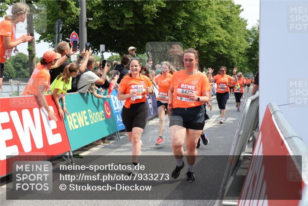 15.06.2025 - REWE Women's Run Strokosch-Dieckow http://msf.ph/oto/7933273 15.06.2025 11:05:49 Ziel 5005, 5028, 5146, 5284, 5387, 5388, 5472, 5553, 5668 meine-sportfotos.de