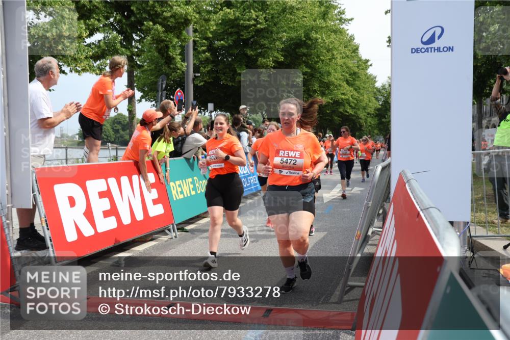 15.06.2025 - REWE Women's Run Strokosch-Dieckow http://msf.ph/oto/7933278 15.06.2025 11:05:49 Ziel 5005, 5028, 5146, 5284, 5387, 5388, 5472, 5553, 5668 meine-sportfotos.de