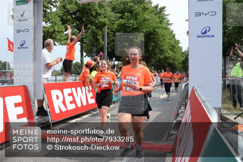 15.06.2025 - REWE Women's Run Strokosch-Dieckow http://msf.ph/oto/7933285 15.06.2025 11:05:49 Ziel 5005, 5028, 5146, 5284, 5387, 5388, 5472, 5553, 5668 meine-sportfotos.de