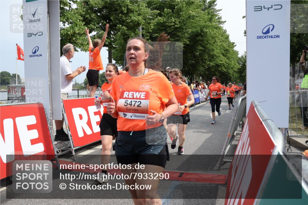 15.06.2025 - REWE Women's Run Strokosch-Dieckow http://msf.ph/oto/7933290 15.06.2025 11:05:50 Ziel 5005, 5028, 5146, 5284, 5387, 5388, 5472, 5553, 5668 meine-sportfotos.de