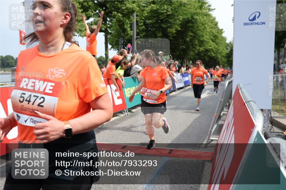 15.06.2025 - REWE Women's Run Strokosch-Dieckow http://msf.ph/oto/7933293 15.06.2025 11:05:50 Ziel 5005, 5028, 5146, 5284, 5387, 5388, 5472, 5553, 5668 meine-sportfotos.de